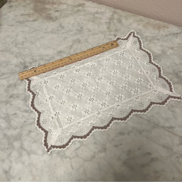 Vintage handcrafted eyelet doily placemat - Picture 5 of 5